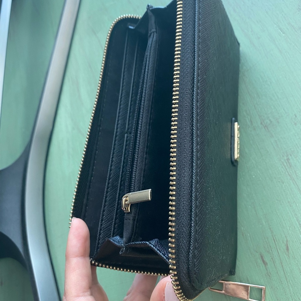 ⭐️SOLD⭐️ ALDO Elegant Black Gold Zip Wallet - New - Picture 6 of 7